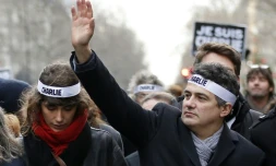 L'urgentiste Patrick Pelloux (D) lors de la manifestation unitaire du 11 janvier 2015 à Paris en hommage aux victimes de la tuerie de Charlie Hebdo