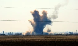Une explosion provoquée par un tir de mortier de l'Armée syrienne libre, à proximité de Deir Ezzor, le 21 février 2017