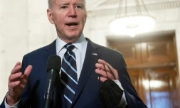 Le président américain Joe Biden s'exprime devant les journalistes au Congrès, le 13 janvier 2022