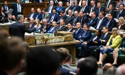 La photo fournie par le parlement britannique montre le premier ministre Keir Starmer qui pointe du doigt Kemi Badenoch, le chef des conservateurs, principal parti d'opposition 