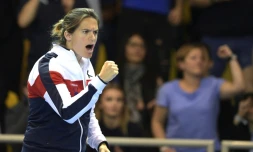 La capitaine de la Fed Cup Amélie Mauresmo encourage Caroline Garcia en finale face à la Tchèque Karolina Pliskova, le 13 novembre 2016 à Strasbourg