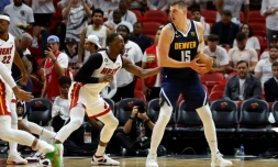 L'intérieur des Denver Nuggets Nikola Jokic (d) face à celui du Miami Heat Bam Adebayo, le 9 juin 2023 au Kaseya Center de Miami lors du match N.4 des finales NBA