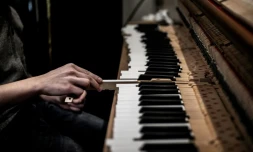 Préparation d'un piano avant d'etre expédié dans un atelier à Lyon, le 14 avril 2020