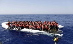 Image fournie par la Croix rouge italienne de migrants secourus au large de la Libye, le 18 août 2016