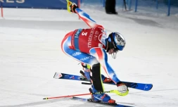 Clément Noël dans le final de la seconde manche du slalom de Levi, en Finlande le 17 novembre 2024. Le Français a remporté sa onzième victoire en Coupe du monde, la première depuis janvier 2023