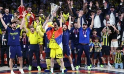 Les joueurs de Fenerbahçe, vainqueurs de l'Euroligue face à Monaco, le 25 mai 2025 à Abou Dhabi