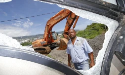 Lundi 15 Mars 2010

Herman Elyse devant son engin de chantier