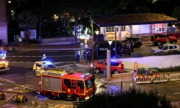 Cette photographie montre les services d'urgence monégasques déployés près du lieu d'une explosion survenue dans un immeuble résidentiel à Monaco, près de la frontière avec la France, le 29 juin 2026
