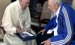 Capture d'écran de la TV cubaine du pape François et de Fidel Castro le 20 septembre 2015 à La Havane