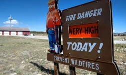 Un panneau appelant à la vigilance sur les feux de forêt à Fairplay, dans le Colorado, le 14 mai 2026