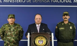 Le ministre colombien de la Défense Luis Carlos Villegas (c), le commandant des Forces armées, le général Juan Pablo Rodriguez (g) et le directeur général de la police colombienne, Rodolfo Palomino lors d'une conférence de presse, le 26 octobre 2015 à Bogota