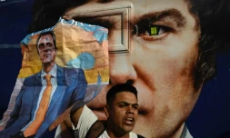 Un partisan du ministre argentin de l'Economie et candidat à la présidence Sergio Massa harangue les partisans de son rival à la présidence Javier Milei, lors d'un rassemblement de campagne de ce dernier à Ezeiza, dans la province de Buenos Aires, le 15 novembre 2023