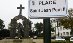 La statue en bronze de Jean-Paul II surmontée d'une croix, à Ploêrmel, dans le Morbihan le 2 novembre 2017