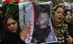 Des Afghanes brandissant le cercueil de l'un des sept Hazaras décapités, manifestent le 11 novembre 2015 à Kaboul