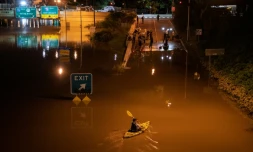 Un homme en kayak sur une portion de la route Interstate à Philadelphie le 2 septembre 2021