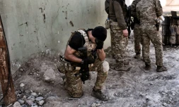 Des membres de la Force d'intervention rapide lors de l'offensive des forces irakiennes pour reprendre Mossoul aux jihadistes de l'EI, le 24 février 2017