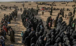 Des personnes attendent d'être fouillés par les Forces démocratiques 
syriennes après avoir quitté le dernier réduit du groupe Etat islamique, à Baghouz, dans l'est de la Syrie, le 5 mars 2019