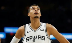 Victor Wembanyama, la star des San Antonio Spurs, contre le Miami Heat en seconde mi-temps, à San Antonio, le 12 novembre 2023