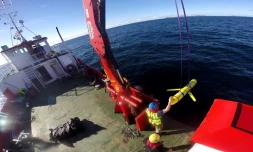 Photo non datée fournie par la Navy montrant une équipe à bord d'un navire océanographique, au large de l'Ecosse, sortant de l'eau une sonde similaire à celle saisie par la Chine jeudi soir en mer de Chine méridionale