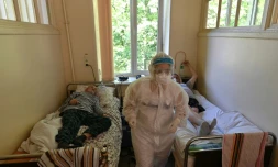 Une infirmiĂšre s'occupe de patients atteints par le Covid-19 Ă l'hĂŽpital de Lviv (ouest de l'Ukraine), le 1er juillet 2020