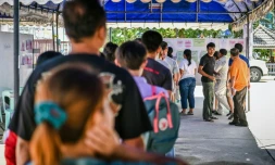 File d'attente devant un bureau de vote lors du référendum sur une nouvelle Constitution, le 7 août 2016 à Buriram en Thaïlande