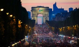 Des athlètes de différentes délégations défilent sur l'avenue des Champs-Elysées avec l'Arc de Triomphe en arrière-plan, lors de la cérémonie d'ouverture des Jeux Paralympiques de Paris 2024, à Paris, le 28 août 2024