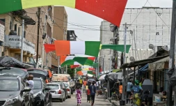 Des drapeaux dans une rue de Treichville Ă Abidjan, le 3 janvier 2024, alors que la CAN dĂ©bute le mĂȘme jour en CĂŽte d'Ivoire