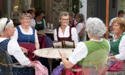 Des dames vêtues de robes "dirndl" sont assises à un café de Bad Ischl (Autriche) le 24 juin 2021