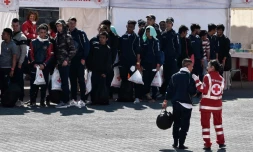 Des migrants débarquent de l'Aquarius, un navire de Médecins sans Frontières (MSF) et SOS-Méditerranée, à Catane en Sicile le 10 mai 2018 