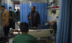 Un blessé est transporté à l'hôpital Wazir Akbar Khan après un l'explosion d'une voiture piegée à Kaboul, le 24 décembre 2018