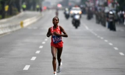 La Bahreïnienne Rose Chelimo, médaillée d'or au marathon des Jeux asiatiques, à Jakarta, le 26 août 2018