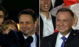 Le président polonais Andrzej Duda (à droite) et son rival à la présidentielle Rafal Trzaskowski font tous deux le signe de la victoire lors de la divulgation des premiers résultats, le 12 juillet 2020 