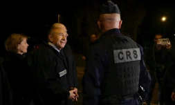 Le ministre de l'Intérieur Gérard Collomb rencontre des policiers lors d'un déplacement, le 8 octobre 2017, dans l'Essonne à Viry-Châtillon