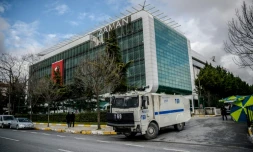 Un véhicule de la police turque devant le journal d'opposition Zaman à Istanbul, le 5 mars 2016