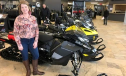 Emilie Saint-Laurent est la copropriétaire du magasin de location de motoneiges Sports DRC à Alma (Québec), une ville proche des lieux de l'accident de motoneige qui a coûté la vie à cinq Français et leur guide canadien, mardi dernier près du lac Saint-Jean