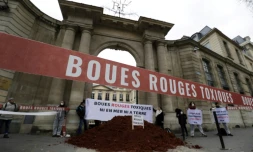 Des activistes déversent de la boue rouge devant le ministère de l'Ecologie le 12 février 2019 à Paris