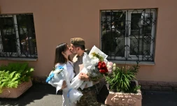 En pleine guerre, les Ukrainiens se pressent pour se marier. Un couple de jeunes mariés à Kiev, le 23 juillet 2022 