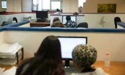 Des juives ultra-orthodoxes travaillent sur ordinateur dans l'espace de travail de Comax à Holon près de Tel Aviv le 17 avril 2016