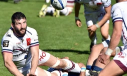 Le N.8 de Bordeaux-Bègles Loann Goujon (g) passe le ballon lors du match face aux Castrais, le 30 octobre 2016 à Castres