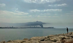 Colonne de fumée noire se dégageant de l'incendie au port de Beyrouth. Photo prise le 10 septembre 2020 de Dbayeh, au nord de Beyrouth
