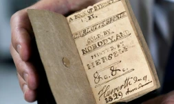 Un manuscrit miniature de la romanciÚre anglaise Charlotte Bronte, dévoilé à la Foire internationale du livre ancien de New York, le 21 avril 2022