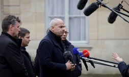Le président de la FNSEA Arnaud Rousseau (C) s'adresse à la presse après une réunion avec le Premier ministre Sébastien Lecornu à l'Hôtel Matignon, à Paris, le 19 décembre 2025