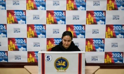 Une électrice vote lors des législatives à Oulan-Bator, le 28 juin 2024 en Mongolie
