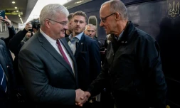 Le chancelier allemand Merz en visite en Ukraine, un pont de Kiev attaqué de nouveau