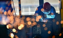 Des ouvriers soudent des piĂšces dans une usine qui produit des cabines de pelleteuses Ă Qingzhou, dans la province du Shandong (est de la Chine), le 31 octobre 2024