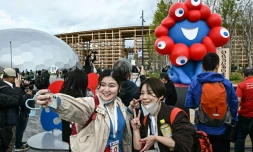 Des visiteurs prennent des sefies devant "Myaku-Myaku", mascotte de l'Exposition universelle d'Osaka au Japon, le 13 avril 2025