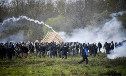 Des zadistes transportent une charpente, symbolisant la reconstruction de squats dans la ZAD de Notre-Dame-des-Landes, le 15 avril 2018