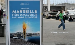 Une affiche "Marseille est fiĂšre d'accueillir la flamme olympique" sur le Vieux-Port, le 6 mai 2024 Ă Marseille