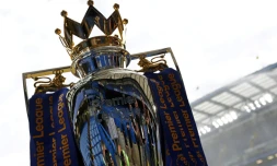 Le trophée de Champion d'Angleterre exposé avant un match entre Chelsea et Liverpool à Stamford Bridge, le 16 septembre 2016