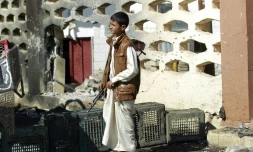 Un jeune yémenite devant la mosquée al-Nour à Sanaa le 7 octobre 2015 après une attaque suicide